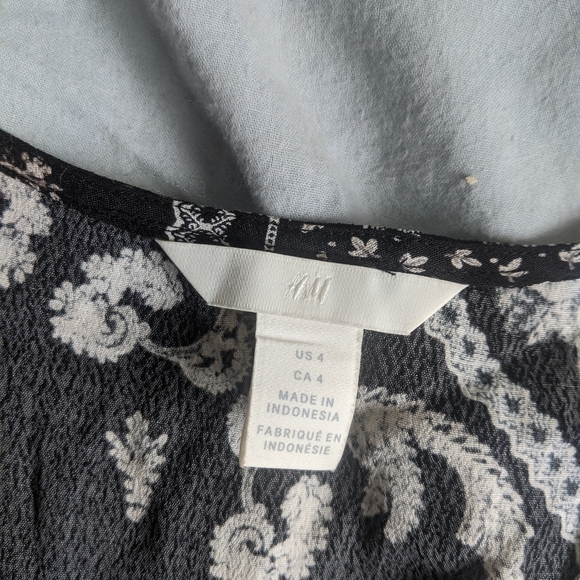 Ruched H&M paisley top - Picture 3 of 3